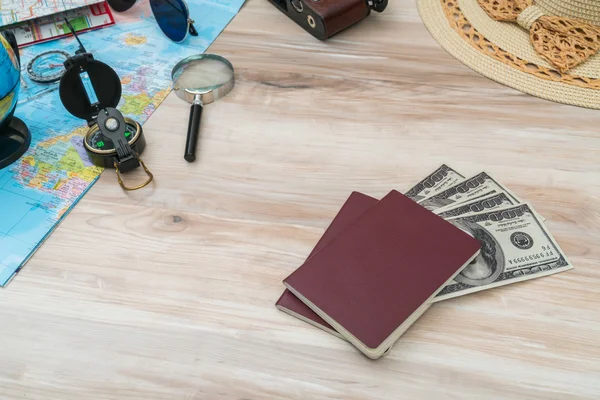 Preparación del viaje: brújula, dinero, pasaporte, hoja de ruta, sombrero, sol — Foto de Stock