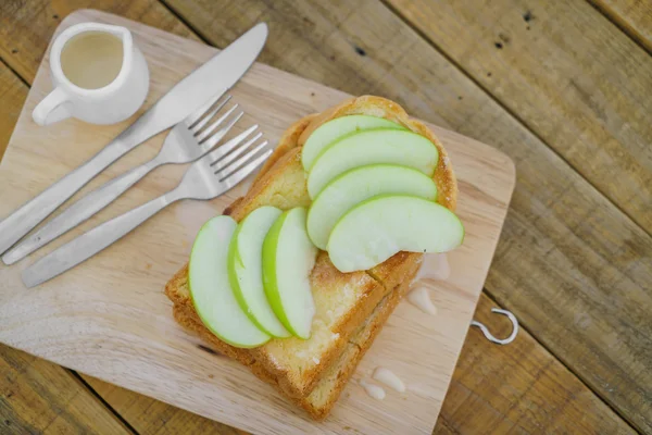 Äpple med bröd serveras på trä platta — Stockfoto