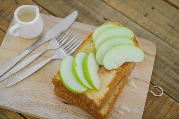 Äpple med bröd serveras på trä platta — Stockfoto