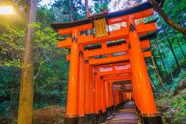 Brama Tori czerwony o Fushimi Inari Shrine świątyni w Kioto, Japonia — Zdjęcie stockowe