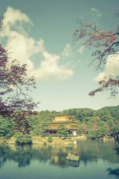 Kinkakuji tempel "Het gouden paviljoen" in Kyoto, Japan (Filter — Stockfoto