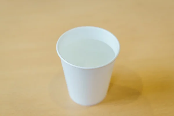 Agua en vasos de papel — Foto de Stock