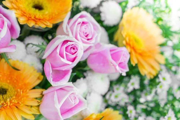 Красиві квіти для валентинки і весільна сцена — стокове фото