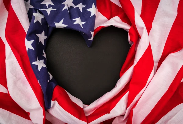 Forma do coração Bandeira americana em fundo preto  . — Fotografia de Stock