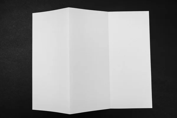 Carta modello trifold bianco su sfondo nero  . — Foto Stock