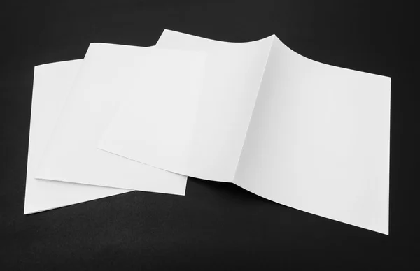 Papier modèle blanc Bifold sur fond noir  . — Photo