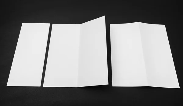 Zweifach weißes Schablonenpapier auf schwarzem Hintergrund . — Stockfoto