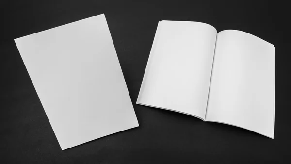 Lege catalogus, tijdschriften, boeken mock up op zwarte achtergrond . — Stockfoto