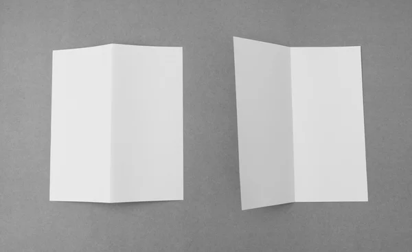 Bifold papel de plantilla blanco sobre fondo gris  . — Foto de Stock