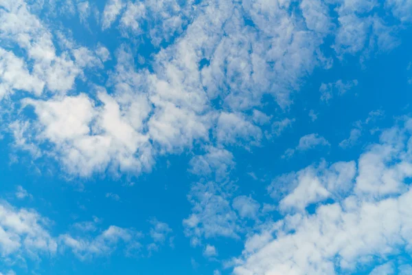 เมฆในท้องฟ้าสีฟ้า — ภาพถ่ายสต็อก