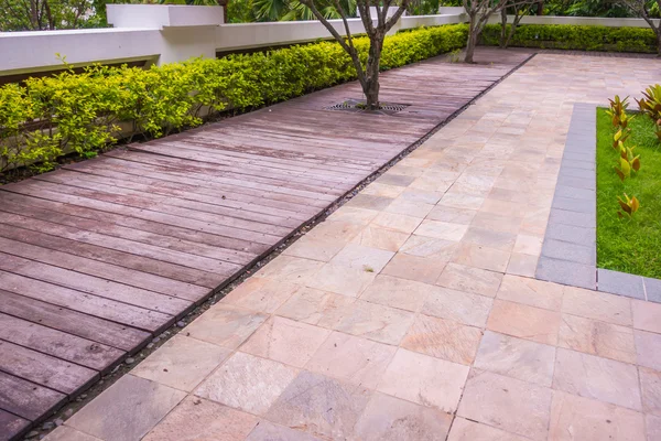 Strada di legno nel giardino verde  . — Foto Stock