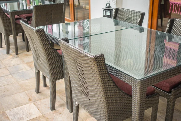 Tafels en stoelen in restauran — Stockfoto