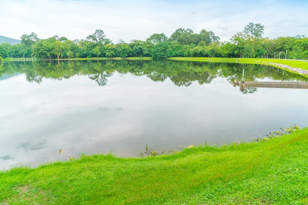 Красиві зеленого парку з озера, анг Kaew в Чіанг маи університетів — стокове фото