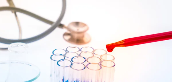 Tubos de ensaio de laboratório, vidros médicos, estetoscópio. (Filtro — Fotografia de Stock