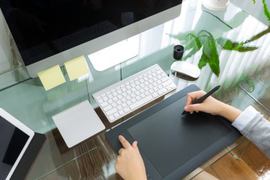 iş kadını grafik tasarımcı çalışma tablet kullanarak office 