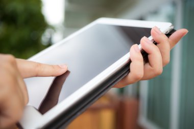 elini tutmak beyaz tablet