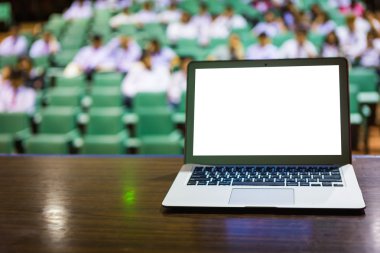 dizüstü bilgisayarda konferans salonu