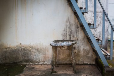 metal yangın çıkışı eski tablo