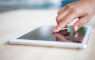 kadın eli boş boş ekran ile beyaz tablet dokunmatik