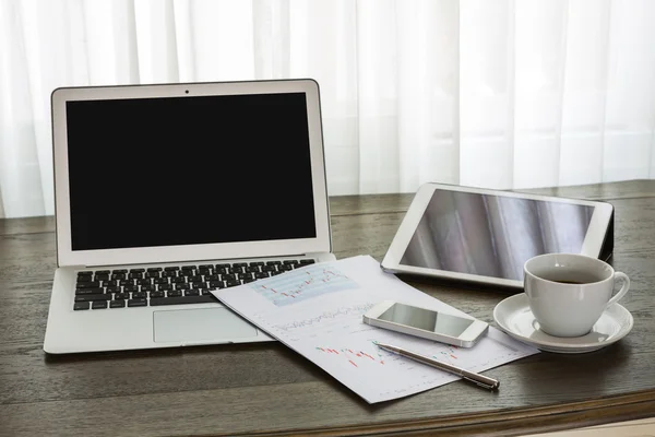 Laptop, tablet, smartphone e xícara de café com documentação financeira — Fotografia de Stock