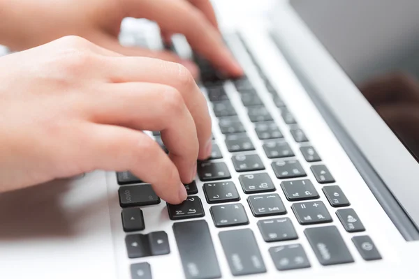 Primer plano de la mujer de negocios escribiendo a mano en el teclado del ordenador portátil — Foto de Stock