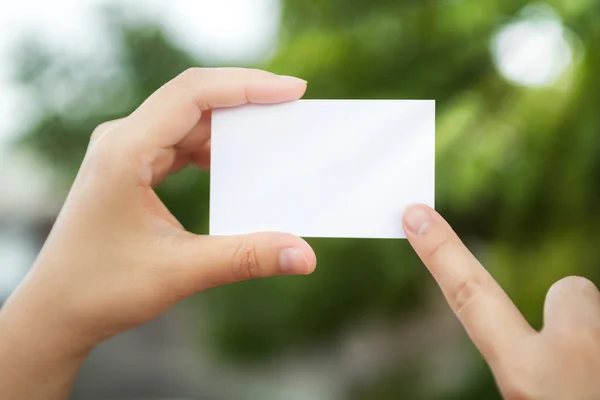 Mão segurar branco cartão comercial em branco — Fotografia de Stock