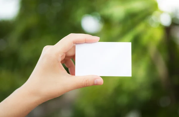 Mano tenere bianco biglietto da visita vuoto — Foto Stock