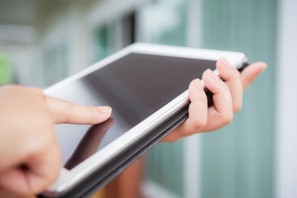 Hand hold white tablet — Stock Photo, Image