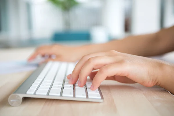 Gros plan de femme d'affaires tapant à la main sur le clavier — Photo