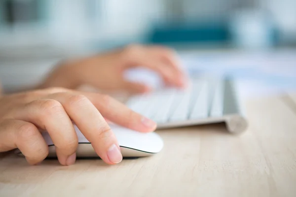 Close-up de mulher de negócios mão digitando no teclado e mouse — Fotografia de Stock