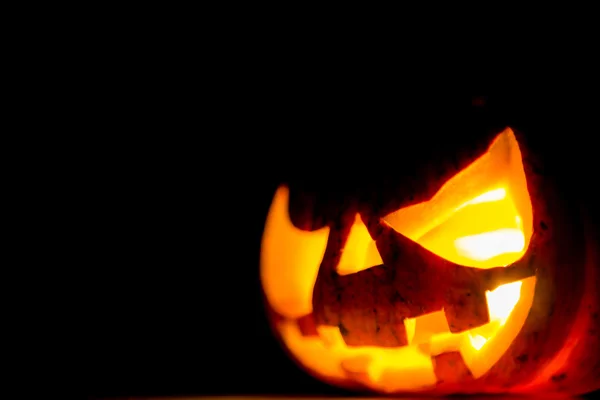 Halloween calabaza cara de miedo sobre fondo negro — Foto de Stock