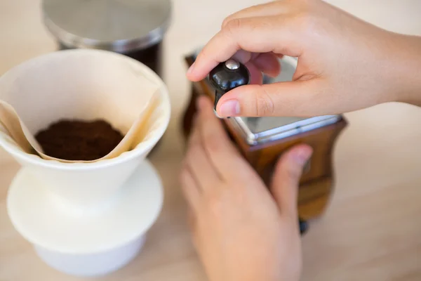 Woman hand of barista preparation drip coffee — Stock Photo, Image
