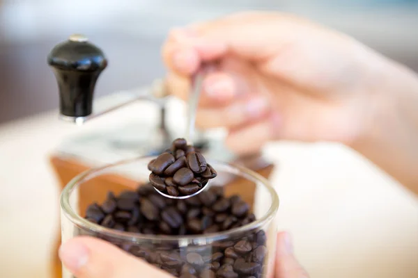 Donna mano di preparazione barista goccia caffè — Foto Stock