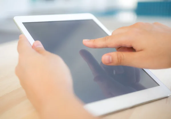 Frau hält weißes Tablet mit leerem Bildschirm in der Hand — Stockfoto