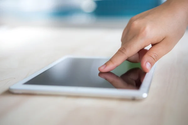 Frau Hand berühren weißes Tablet mit leerem Bildschirm — Stockfoto