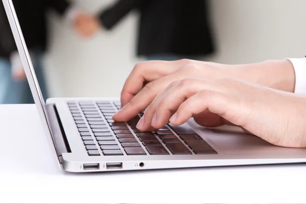 Nahaufnahme einer Geschäftsfrau beim Tippen auf der Laptop-Tastatur — Stockfoto