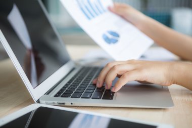 iş kişi Close-Up kullanmak laptop ile mali diyagramı