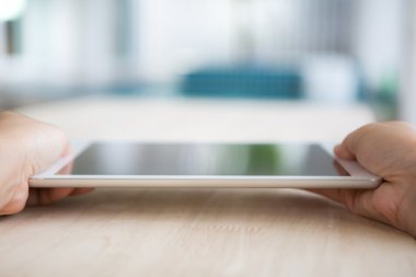 kadın eli boş boş ekran ile beyaz tablet tutun