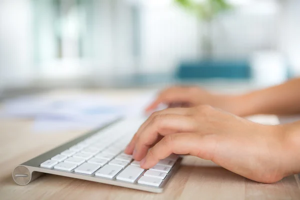 Primer plano de la mujer de negocios escribiendo a mano en el teclado —  Fotos de Stock