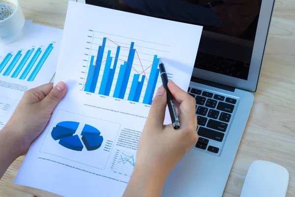 Nahaufnahme von Geschäftsleuten nutzen Laptop mit Finanzdiagramm — Stockfoto