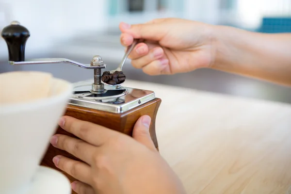 Donna mano di preparazione barista goccia caffè — Foto Stock