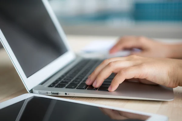 Nahaufnahme einer Geschäftsfrau beim Tippen auf der Laptop-Tastatur — Stockfoto