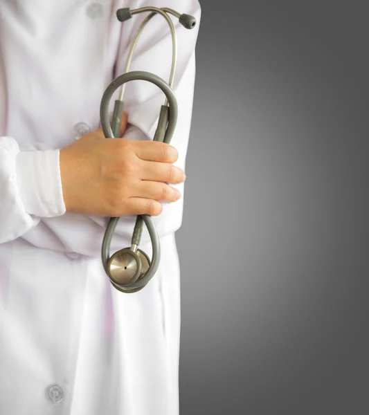 Médecin avec stéthoscope dans les mains — Photo