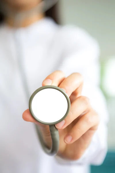 Doctor con estetoscopio en las manos — Foto de Stock