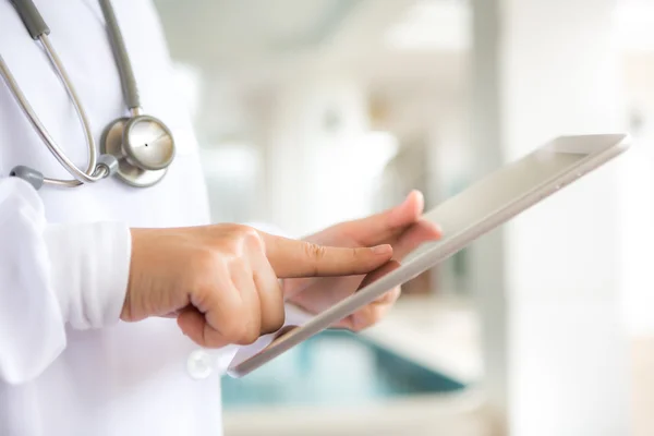 Doctor using tablet computer — Stock Photo, Image