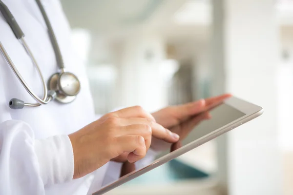 Doctor using tablet computer — Stock Photo, Image