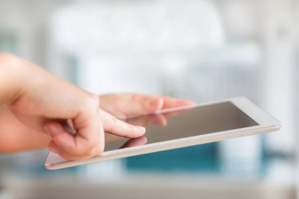 Vrouw hand houden witte tablet met lege leeg scherm — Stockfoto