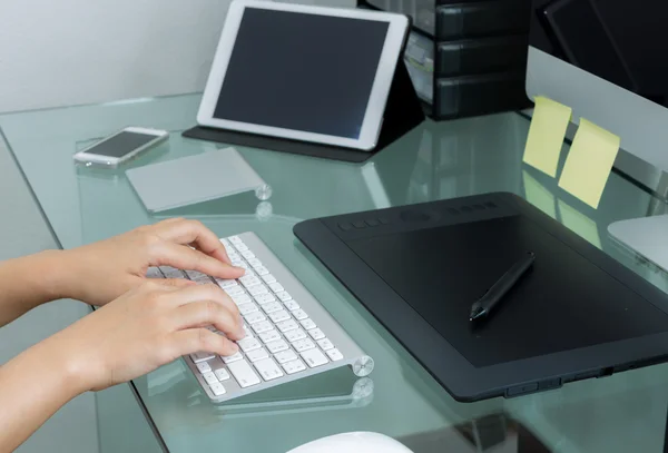 Primer plano de la mujer de negocios escribiendo a mano en el ordenador del teclado —  Fotos de Stock