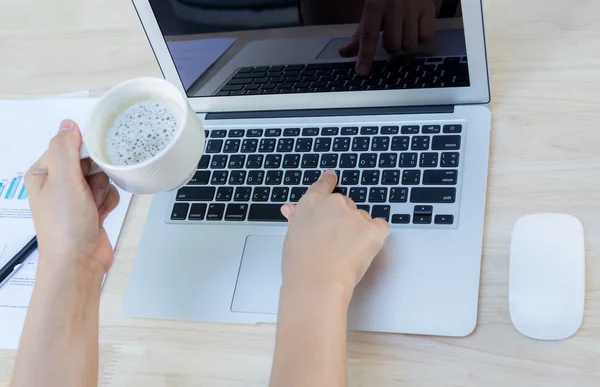 Primer plano de la mujer de negocios escribiendo a mano en el teclado portátil y el cof — Foto de Stock