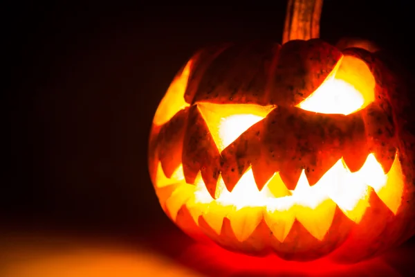 Halloween calabaza cara de miedo sobre fondo negro — Foto de Stock